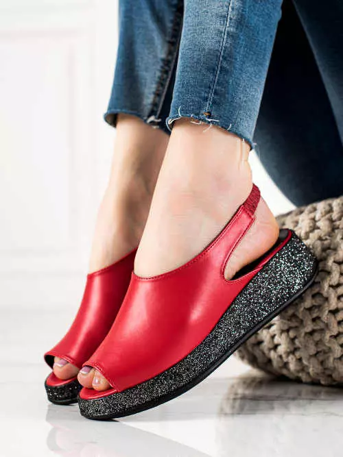 Червени сандали на брокатена платформа