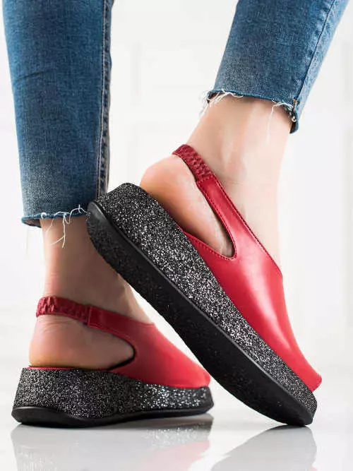 Червени сандали с еластична каишка