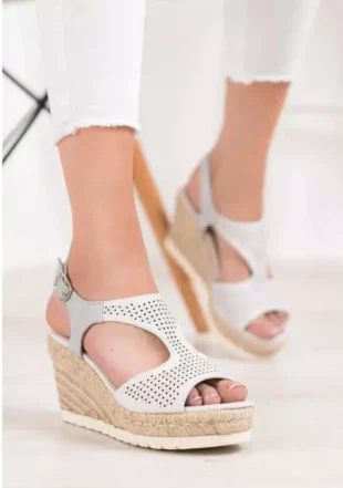Модерни дамски сандали на по-висок клин